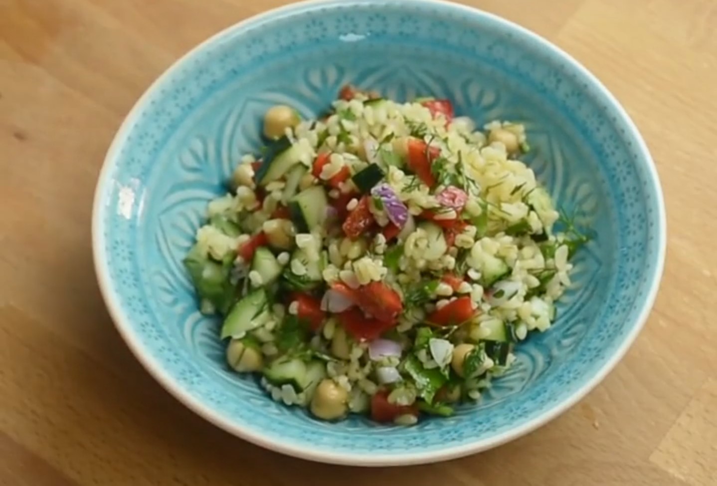 Van köret a krumplin és a rizsen túl is – mediterrán bulgursaláta