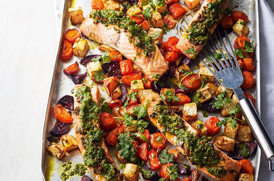 Ismerős alapanyagok, keleti csavarral – paradicsomos tepsis lazac recept