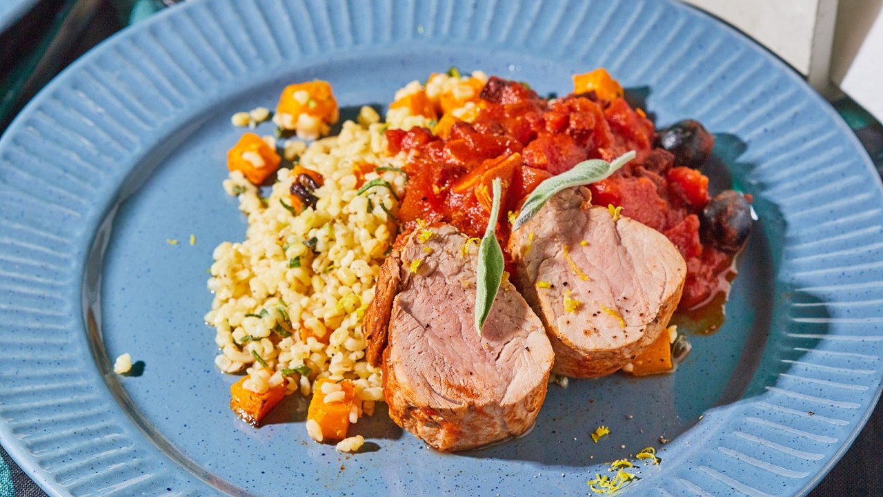 Erre is használhatod a sütőtököt – paradicsommártásos szűzpecsenye sütőtökös bulgurral