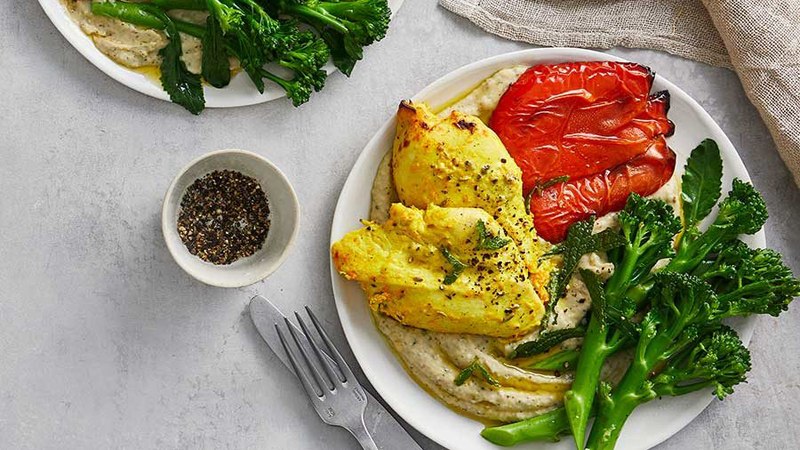 Egészségbomba szemkápráztató színekkel – kurkumás csirke vajbabos hummusszal és zöldségkörettel recept