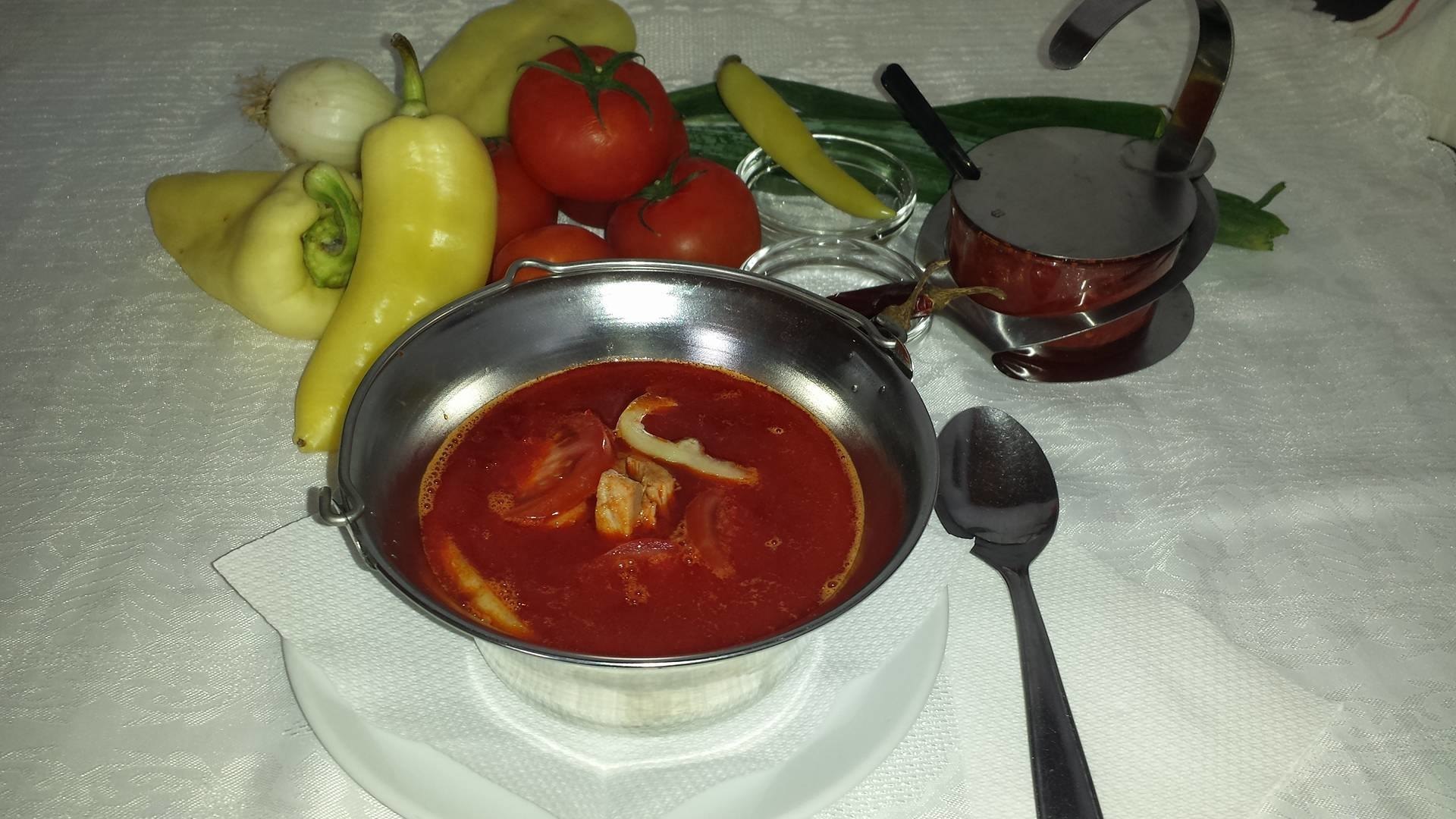 Nemcsak szegedi és bajai létezik – ismerd meg a fonyódi halászlét