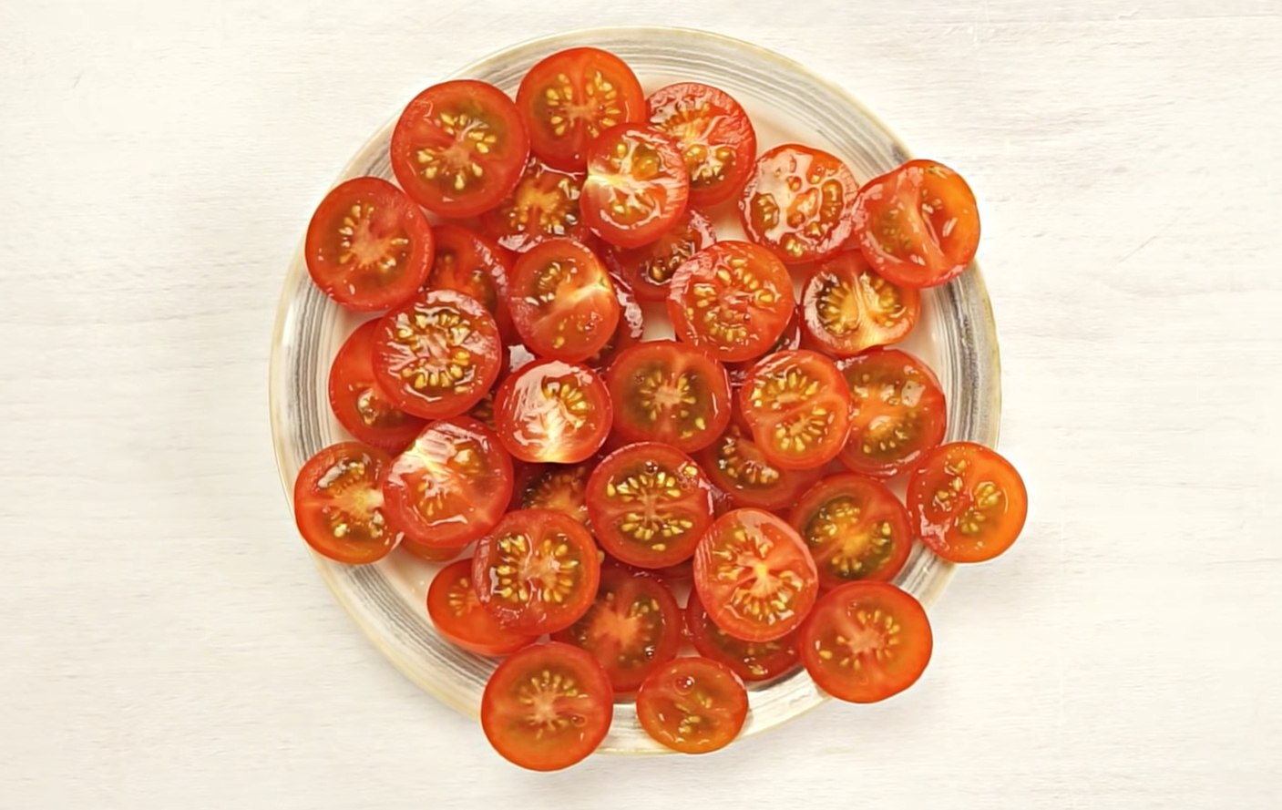 Ezzel a trükkel mindennél gyorsabban szelheted a paradicsomokat